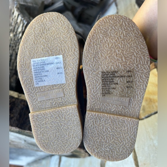 Kenneth Cole kids Gray Suede chukka Boots with Minimalist Design NWT Sz-5. A - Picture 9 of 9